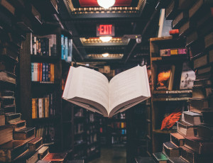 Książka na tle biblioteki