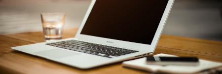 Otwarty laptop na stole